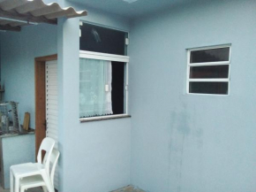 Casa familiar quarto, cozinha, banheiro e piscina a praia está a 700 metros